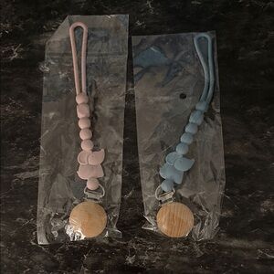 Pacifier clips